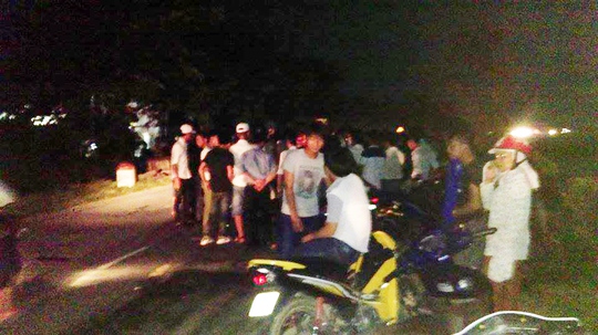 
Rất đông người dân tập trung tại hiện trường vụ tai nạn xe máy đấu đầu
