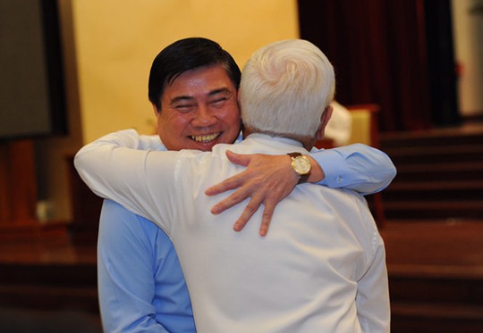 
Nguyên chủ tịch UBND TP HCM Lê Hoàng Quân (áo trắng) chúc mừng tân chủ tịch UBND TP Nguyễn Thành Phong - Ảnh: Tự Trung
