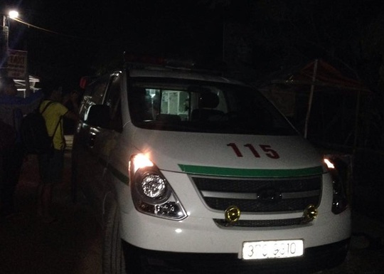 
Xe cứu thương có mặt tại hiện trường để đưa các nạn nhân đi cấp cứu - Ảnh: Bình Văn
