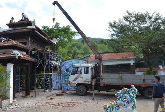 
Cổng chính của khu biệt phủ lâu nay luôn được khép kín. Trong ngày đầu tháo dỡ, cổng chính được mở và tháo dỡ đầu tiên
