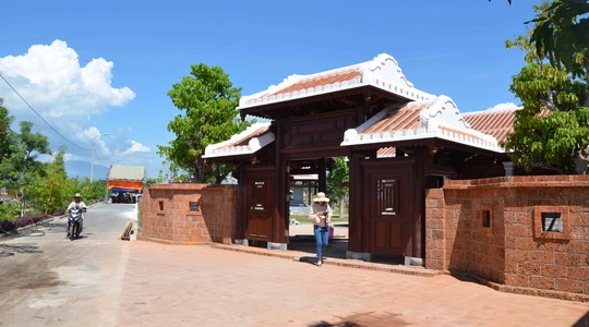 Cổng dẫn vào khu lưu niệm ông Nguyễn Bá Thanh nằm bên trong khuôn viên nghĩa trang gia tộc ở xã Hòa Tiến, huyện Hòa Vang