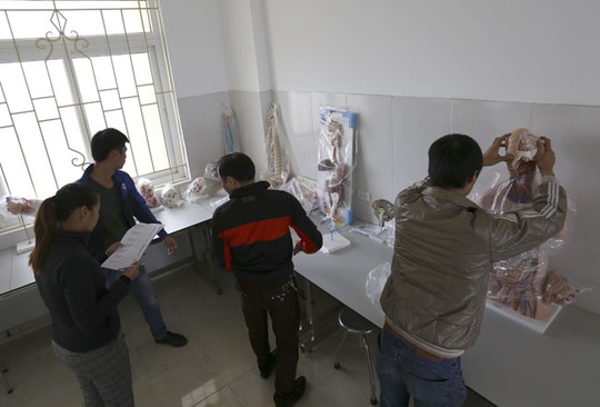 
Mô hình giáo cụ trực quan, thực hành giải phẫu đang được đưa từ kho ra lắp đặt tại cơ sở đào tạo ngành y dược của Trường ĐH Kinh doanh và Công nghệ đặt tại thị xã Từ Sơn, tỉnh Bắc Ninh - Ảnh: Dân Việt
