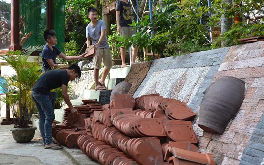 Chủ nhân căn biệt thự cũng lựa chọn ngói nung chất lượng tốt nhằm đảm bảo độ mát bên trong