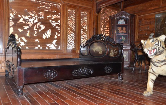 Bộ giường ngủ sang trọng không kém trong cung điện thời xưa