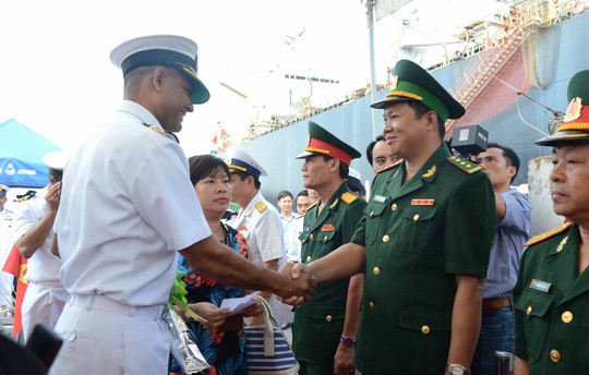 Hải quân Ấn Độ chào xã giao với lực lượng quân sự Việt Nam tại lễ đón sáng 2-10