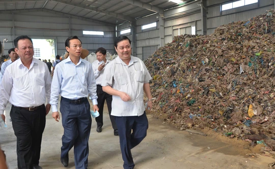 Bí thư Thành ủy Đà Nẵng Nguyễn Xuân Anh (giữa) thị sát quy trình xử lý rác của Công ty Môi trường Việt Nam