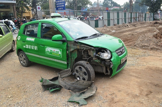 Chiếc xe taxi bị hỏng phần đầu sau vụ tai nạn