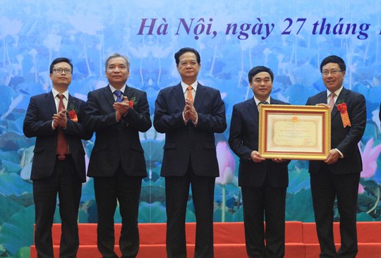 
Trao tặng Huân chương Hồ Chí Minh cho Ủy ban Biên giới Quốc gia
