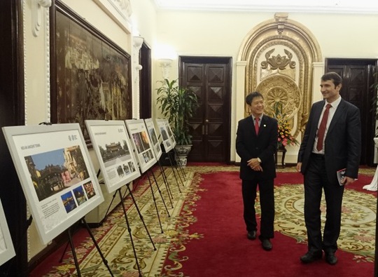 Bạn bè quốc tế thăm gian trưng bày bộ ảnh về di sản văn hoá của Việt Nam được UNESCO công nhận