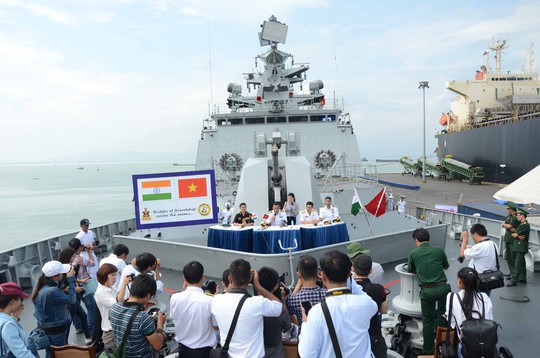 Hải quân hai nước trả lời phỏng vấn báo chí ngay trên tàu sau lễ đón