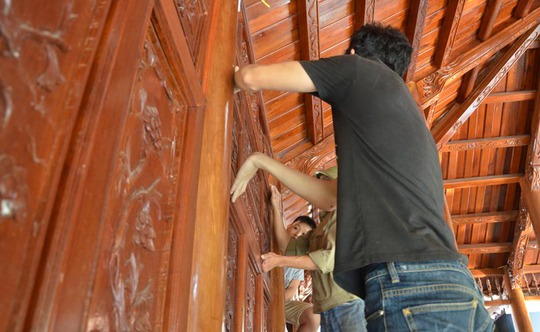
Công nhân cẩn thận tháo những tấm gỗ đầu tiên trong căn biệt thự xây trái phép

