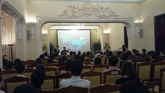 Ca sĩ Ho&agrave;ng Phương thể hiện b&agrave;i h&aacute;t chủ đề trong clip Welcome to Vietnam