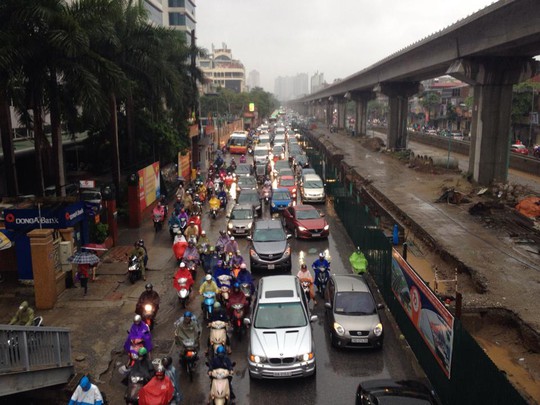 Đường Nguyễn Trãi, nơi đang thi công đường sắt trên cao, kẹt cứng trong cơn mưa giữa giờ cao điểm