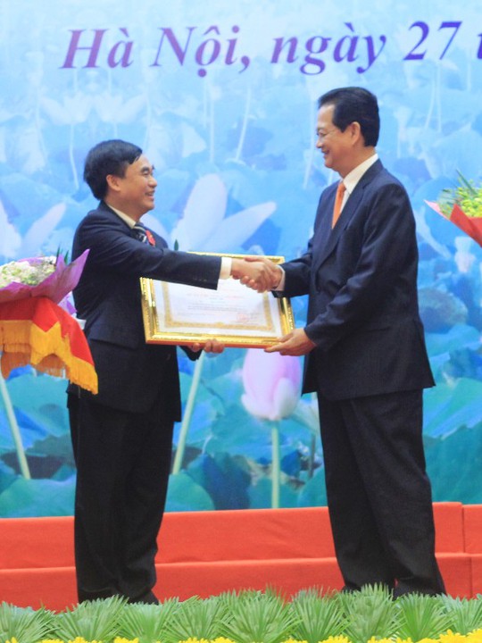 Thủ tướng Nguyễn Tấn Dũng trao tặng Huân chương Lao động hạng Nhì cho Thứ trưởng Bộ Ngoại giao Hồ Xuân Sơn