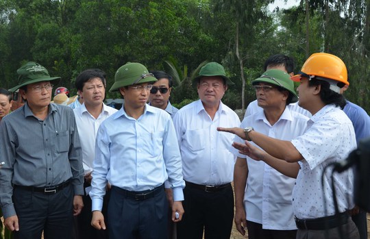 
Ông Hà Văn Thái, Giám đốc Xí nghiệp xử lý rác Khánh Sơn báo cáo với Bí thư là 7 năm nữa, bãi rác sẽ hết chỗ chứa
