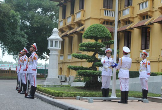 
Tiến hành các nghi thức thượng cờ
