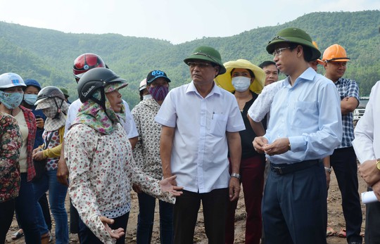 Trao đổi với người dân, ông Nguyễn Xuân Anh hứa sẽ giải quyết dứt điểm ô nhiễm ở Khánh Sơn