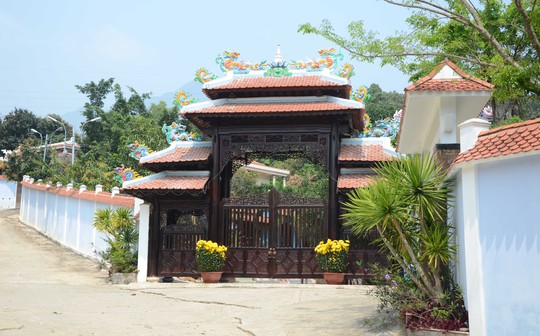 Cổng vào biệt thự của ông Ngô Văn Quang xây dựng trái phép dưới chân núi Hải Vân