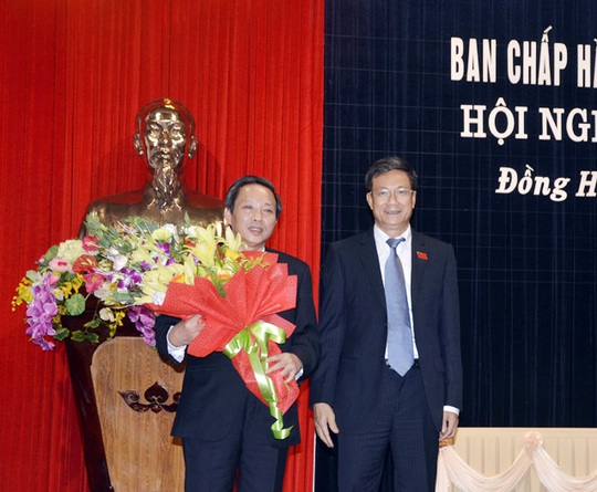 
Ông Hoàng Đăng Quang -Tân Bí thư Tỉnh ủy Quảng Bình (bên trái) nhận hoa chúc mừng của ông Lương Ngọc Bính, nguyên Bí thư Tỉnh ủy Quảng Bình.
