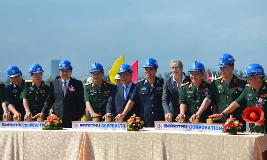 
Phó Thủ tướng Nguyễn Xuân Phúc cùng các đại biểu tham dự ấn nút khởi động tàu tại lễ hạ thủy

