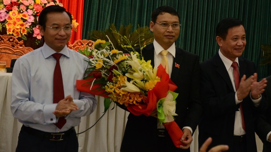 Ông Hồ Kỳ Minh (giữa) vừa trúng cử chức danh Phó chủ rịch UBND TP Đà Nẵng