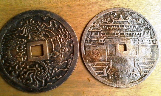 2 đồng tiền cổ “Gia Long thông bảo” (trái) và “Minh Mạng thông bảo” (phải) có kích thước lớn lần đầu tiên được phát hiện - ảnh Báo Quảng Bình