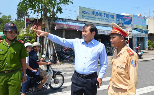 Ông Huỳnh Đức Thơ trực tiếp xuống hiện trường vụ tai nạn để kiểm tra