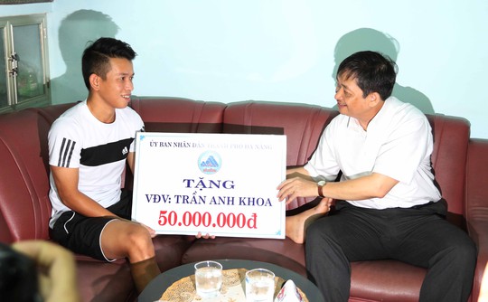Ông Đặng Việt Dũng trao 50 triệu đồng của UBND TP Đà Nẵng hỗ trợ cho Anh Khoa