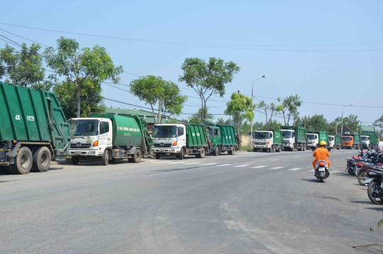 Hàng chục xe chở rác nằm án binh bất động trên đường Hoàng Văn Thái
