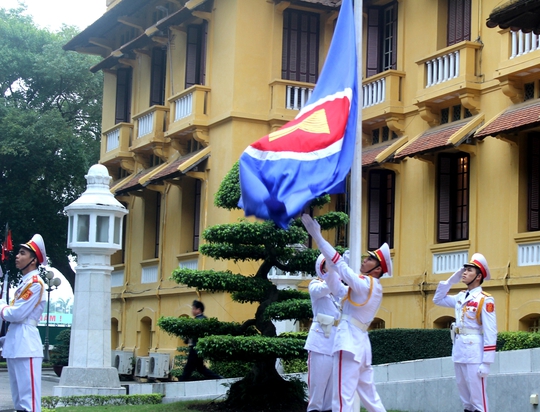 
Một tiêu binh tung lá cờ ra trong tư thế hiên ngang
