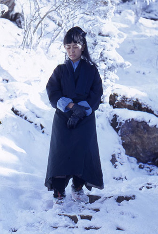 Bà Suu Kyi trên ngọn núi phủ tuyết trắng ở Bhutan năm 1971. Ảnh trong album gia đình do báo Guardian đăng tải