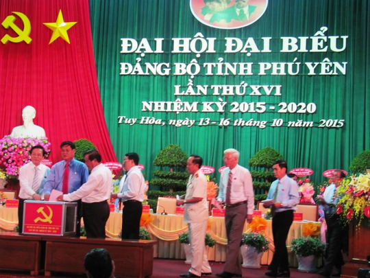Các đại biểu bầu cử Thường trực Tỉnh ủy Phú Yên khóa mới (ông Huỳnh Tấn Việt thứ 2 từ trái sang)