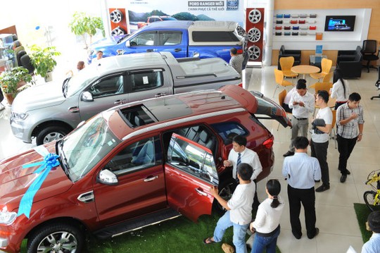 
Khách hàng tìm hiểu để mua ôtô tại một đại lý ở quận Tân Phú, TP HCM - Ảnh: Tự Trung
