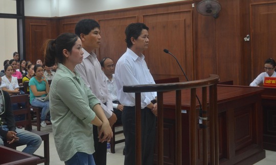 
Bị cáo Vân (đứng ngoài cùng, bên trái) bị tòa bác kháng cáo, giữ y án sơ thẩm
