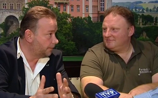 Hai ông Piotr Koper và Andreas Richter xuất hiện trên truyền hình Ba Lan… Ảnh: TVP