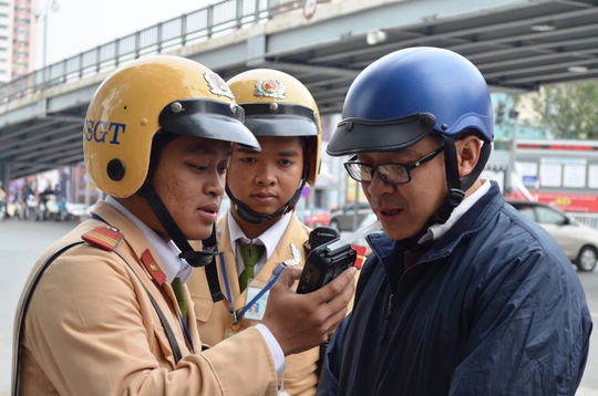 Kiểm tra độ cồn người tham gia giao thôngẢnh: Nguyễn Hưởng