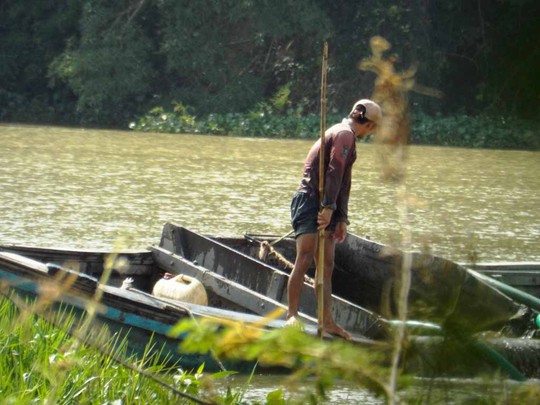 
“Cát tặc” moi ruột sông Cái đoạn qua xã Diên Phú, huyện Diên Khánh, tỉnh Khánh Hòa
