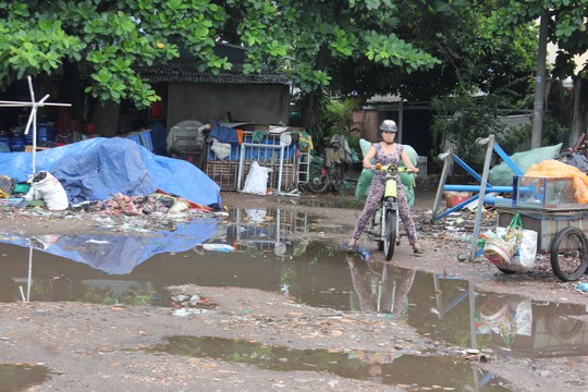 Là KPVH nhưng khu phố 1, phường 6, quận Tân Bình, TP HCM rất nhếch nhác, đường hư hỏng, đầy rác...