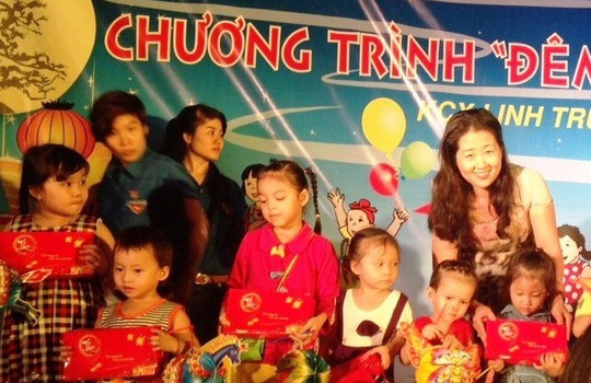 Trao quà trung thu cho trẻ em nghèo tại KCX Linh TrungẢnh: SUSU