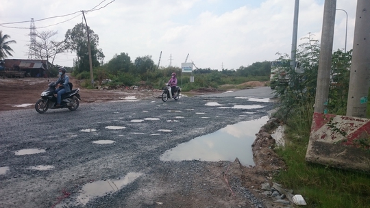 Đường vành đai phía Đông xuất hiện nhiều ổ gà khiến các phương tiện lưu thông khó khăn