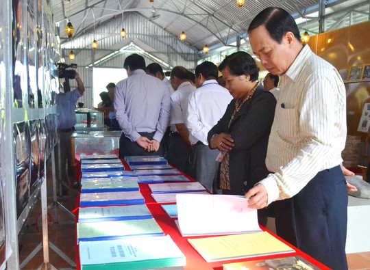 Ông Vương Bình Thạnh, Chủ tịch UBND tỉnh An Giang (bìa phải), trong một chuyến công tác