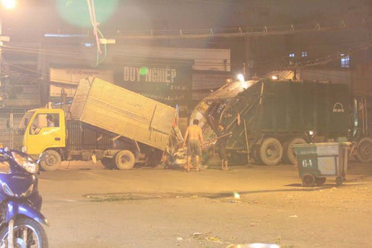 Xe ép rác hoạt động khiến người dân mệt mỏi. (Ảnh chụp lúc 23 giờ ngày 26-11 trước chợ Phú Lâm)