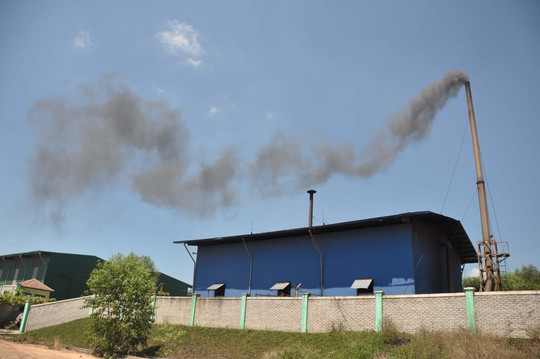 Cột khói đen ngòm từ khu xử lý rác thải Bình Nguyên bay vào khu dân cư gây mùi hôi khó chịu
