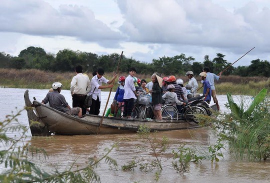 Không người nào mặc áo phao khi đi trên đò. (Ảnh chụp tại bến đò thôn Ân Phú, xã Tịnh An)