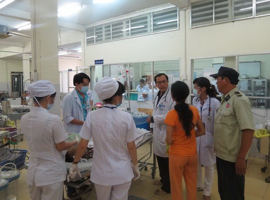 Bảo vệ Bệnh viện Trưng Vương đi kèm người nhà bệnh nhân khi vào Phòng Cấp cứuẢnh: ANH THƯ