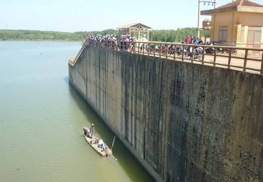 
Đập nước Phước Hòa, nơi em T. leo lên lan can và nhảy xuống tự tử
