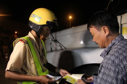 Lực lượng CSGT TP HCM kiểm tra phương tiện giao thông trên đường phốẢnh: Hoàng Triều