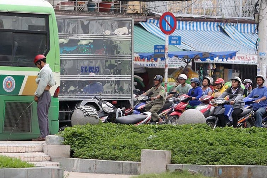 Vô tư “tè” bậy ở chốn đông người