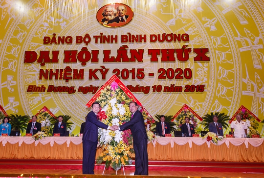 
Chủ tịch nước Trương Tấn Sang (bìa trái) tặng hoa chúc mừng Đại hội
