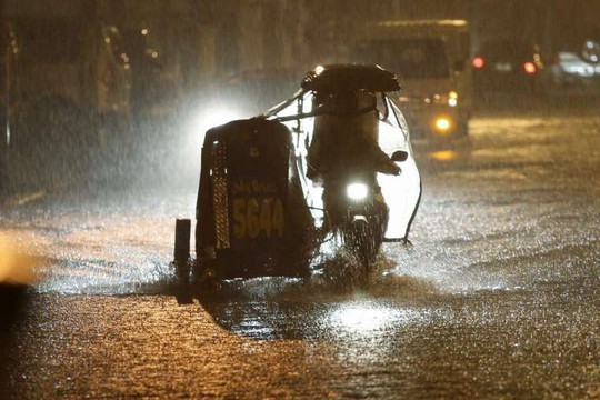 Mưa như trút nước ở TP Makati, phía Nam thủ đô Philippines hôm 15-12. Ảnh: EPA